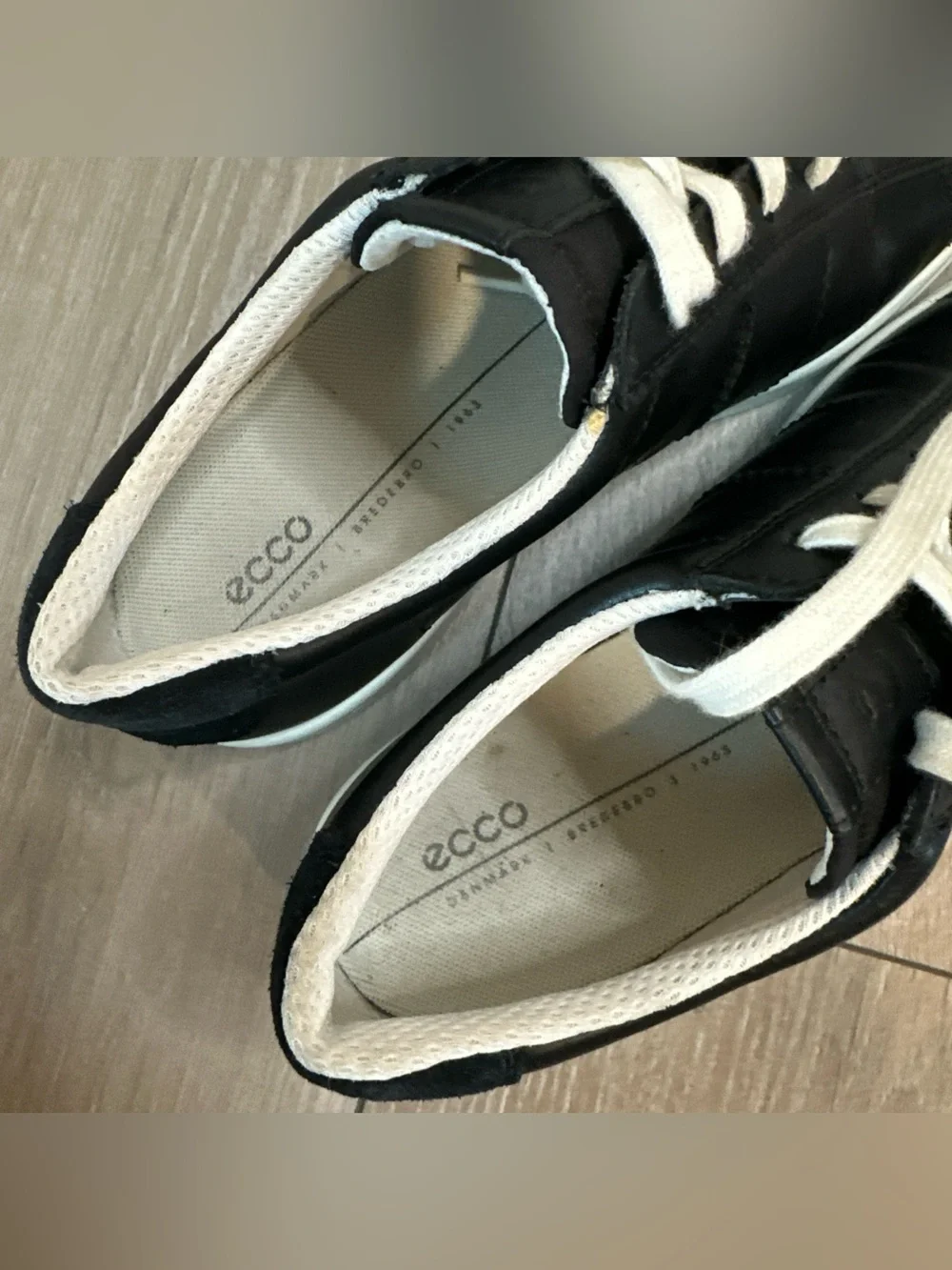 Ecco sleek black